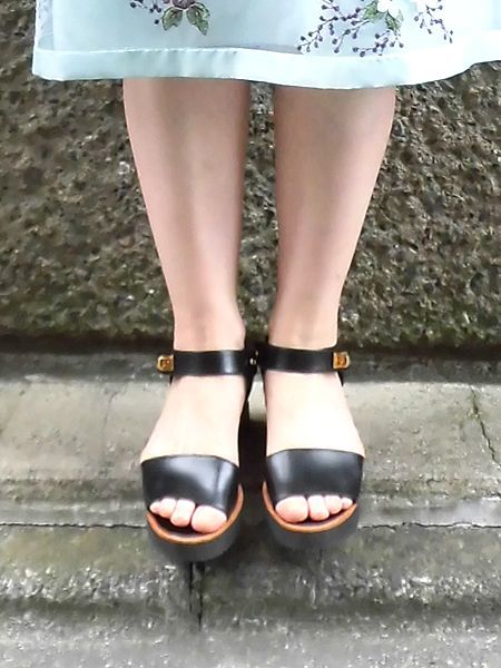 Pelleterno 定番 ターンロックの厚底サンダル 黒 サイズ展開あり